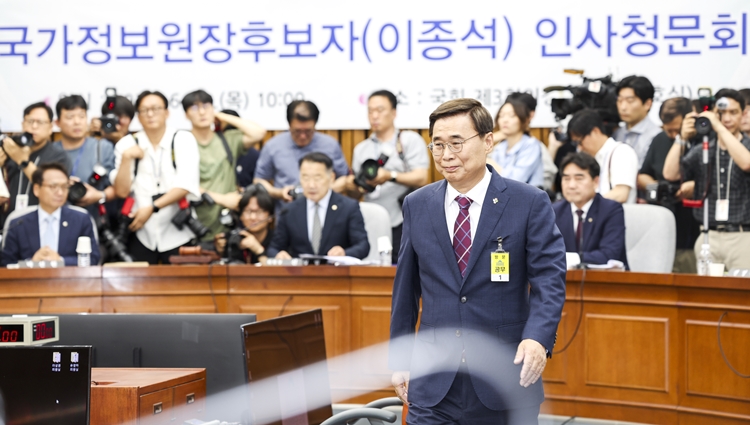 이종석 국가정보원장 후보자에 대한 인사청문 경과보고서 채택이 불발됐다. 사진은 이 후보자가 지난 19일 국회에서 열린 정보위 인사청문회에서 선서를 위해 이동하고 있는 모습. / 뉴시스