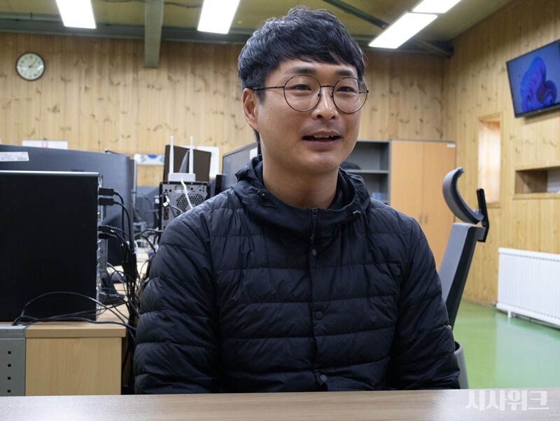 민진홍 대원은 “푼타아레나스에서 출발한 비행기가 남극에 착륙한 직후 처음 봤던 남극의 빙하는 말로 표현하기 힘든 벅찬 감정을 일으켰다”며 “월동대로 기지에 머무는 긴 시간 동안 그동안 못했던 것, 일 핑계로 못했던 자기 계발에 힘쓰고 싶다”고 전했다./ 사진=남극특별취재팀