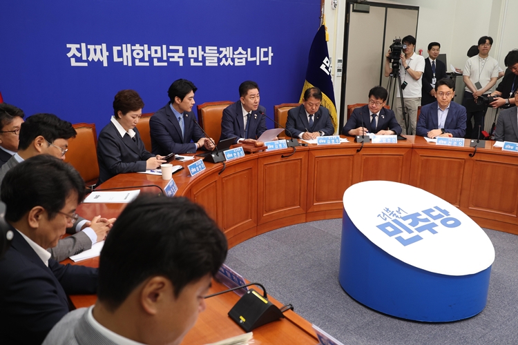 더불어민주당이 김민석 국무총리 후보자에 대한 엄호에 총력으로 나서고 있다. 사진은 김병기 당 대표 직무대행 겸 원내대표가 20일 국회에서 열린 최고위원회의에서 발언을 하고 있는 모습. / 뉴시스
