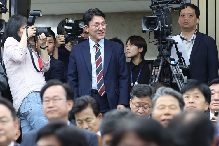 더불어민주당은 국민의힘이 김민석 국무총리 후보자를 향한 공세를 이어가는 상황에서 인사청문회법 개정을 시사했다. 사진은 김 후보자가 지난 13일 국회에서 열린 제2기 원내대표 선출 의원총회에 참석해 의원들과 인사하고 있는 모습. / 뉴시스