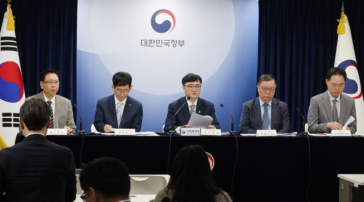 임기근 기획재정부 제2차관(사진 가운데)이 20일 오전 서울 종로구 정부서울청사에서 2024년 공공기관 경영실적 평가 결과 발표를 하고 있다. / 뉴시스