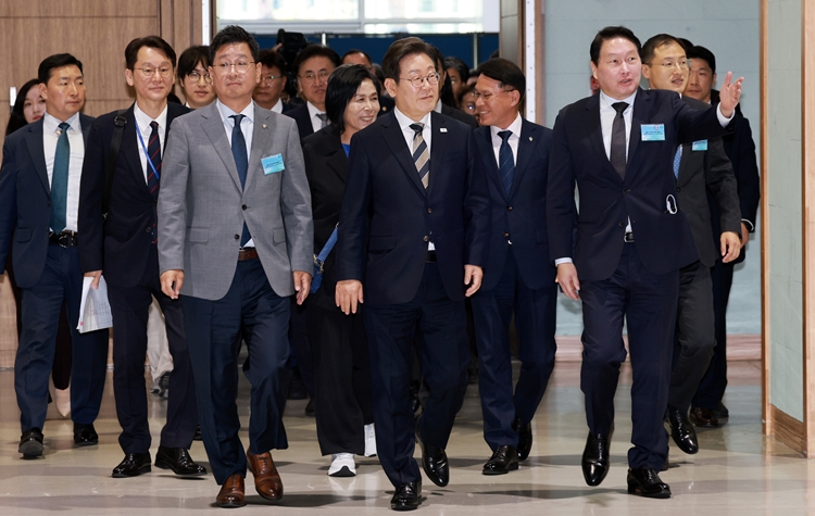 이재명 대통령이 20일 울산전시컨벤션센터에서 열린 울산 AI데이터센터 출범식에 입장하고 있다. / 뉴시스