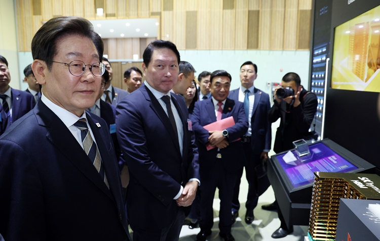 이재명 대통령이 20일 울산전시컨벤션센터에서 열린 AI글로벌 협력 기업 간담회에서 AI제품 및 서비스 시연을 참관하고 있다. / 뉴시스