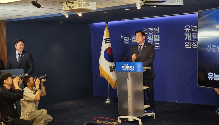 박찬대 더불어민주당 의원이 23일 서울 여의도 민주당 중앙당사에서 당 대표 선거 출마 기자회견을 하고 있다. / 전두성 기자