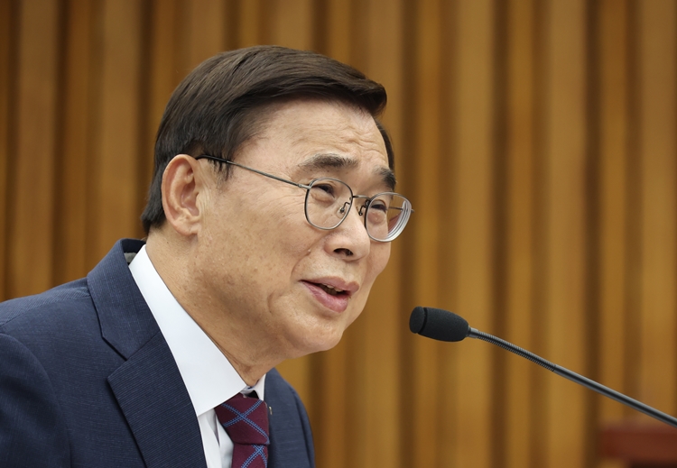 국회 정보위원회가 23일 이종석 국가정보원장 후보자 인사청문 경과보고서를 채택했다. 사진은 이 후보자가 지난 19일 국회에서 열린 정보위원회의 국가정보원장 후보자 인사청문회에서 송언석 국민의힘 원내대표 질의에 답하고 있는 모습. / 뉴시스