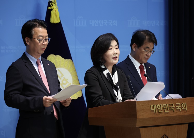 국민의힘 곽규택(왼쪽부터), 김희정, 배준영 국무총리 인사청문특별위원회 위원들이 20일 오전 서울 여의도 국회 소통관에서 김민석 국무총리 후보자 전처의 공공기관 낙하산 의혹과 장남의 청심국제고 진학을 위한 변칙 전학 의혹 관련 기자회견을 하고 있다. /뉴시스