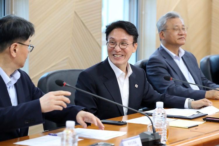 김민석 국무총리 후보가 지난 20일 대구 수성구 대구디지털혁신진흥원에서 열린 AX 연구거점 조성을 위한 경청 간담회에서 인사말을 하고 있다. /뉴시스