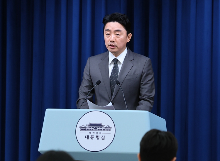 강훈식 비서실장이 23일 서울 용산 대통령실에서 이재명 대통령의 11개 부처 장관 후보자 지명 관련 브리핑을 하고 있다. / 뉴시스