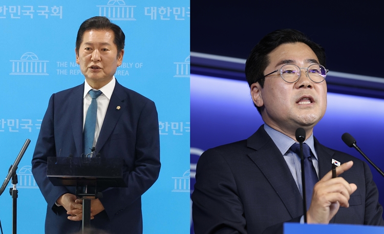 여당인 더불어민주당의 차기 당 대표 경쟁이 본격화한 모습이다. 정청래 의원과 박찬대 의원이 출마를 선언하면서다. 왼쪽 사진은 정 의원이 지난 15일 국회 소통관에서 당 대표 출마선언을 마치고 취재진의 질문에 답변하고 있는 모습이고, 오른쪽 사진은 박 의원이 23일 중앙당사에서 기자회견을 열고 당대표 출마 선언을 하고 있는 모습. / 뉴시스