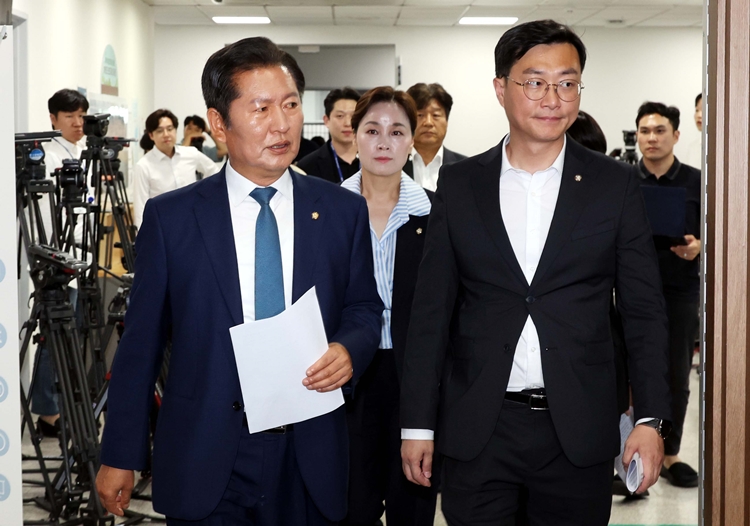 정청래 더불어민주당 의원이 지난 15일 국회 소통관에서 당 대표 출마선언을 하기 위해 장경태(오른쪽) 의원을 비롯한 동료의원들과 함께 들어서고 있다. / 뉴시스
