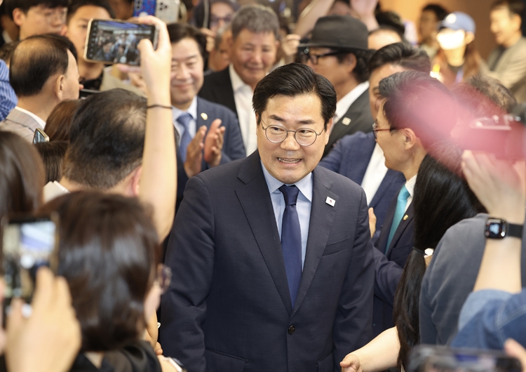 박찬대 더불어민주당 의원이 23일 오전 서울 여의도 중앙당사에서 당대표 출마 선언 기자회견에 참석하고 있다. / 뉴시스