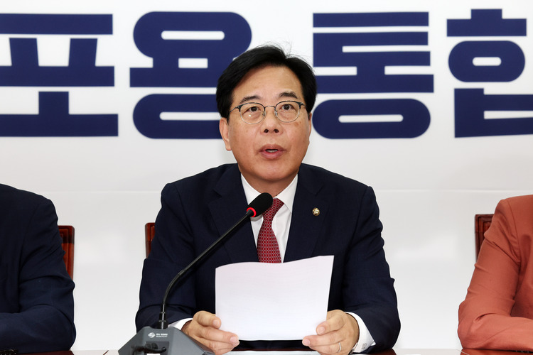 송언석 국민의힘 원내대표가 24일 오전 서울 여의도 국회에서 열린 원내대책회의에서 발언하고 있다.  /뉴시스