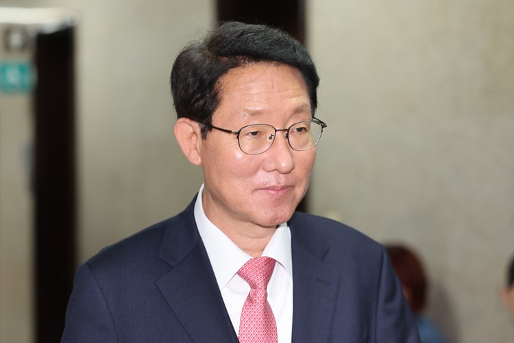 김상훈 국민의힘 의원이 지난 9일 오전 서울 여의도 국회 원내대표실에서 4선 의원 이상 회의에 참석하고 있다.  /뉴시스