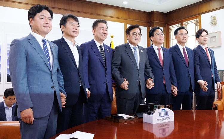 우원식(가운데) 국회의장, 김병기(왼쪽 세번째) 더불어민주당 대표 직무대행 겸 원내대표, 송언석(왼쪽 다섯번째) 국민의힘 원내대표 등이 24일 오전 서울 여의도 국회에서 우 의장 주재로 열린 양당 원내대표 회동에서 기념촬영을 하고 있다. 왼쪽부터 김현정 더불어민주당 원내대변인, 문진석 더불어민주당 원내수석부대표, 김 직무대행, 우 의장, 송 원내대표, 유상범 국민의힘 원내수석부대표, 박성훈 국민의힘 원내대변인. /뉴시스
