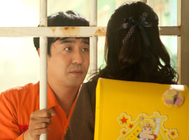 영화 '7번방의 선물'이 개봉한 지 12년이 지났다. 형사사법 절차에서 발달장애인이 마주하는 현실은 이때에 비해 나아졌을까. 사진은 영화 '7번방의 선물' 스틸컷. / NEW
