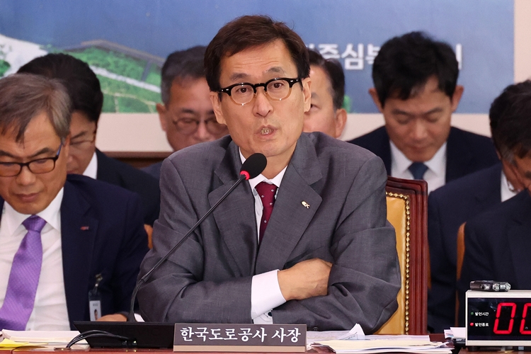 한국도로공사는 지난 20일 기획재정부에서 발표한 ‘2024년도 공공기관 경영평가’에서 B등급(양호)을 받았다. 함진규 도로공사 사장은 사망사고 등 중대재해 발생 등을 이유로 경고 조치를 받았다. / 뉴시스