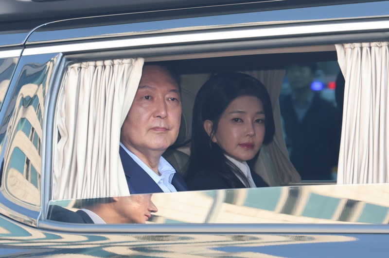 윤석열 전 대통령이 헌법재판소 파면 이후인 4월 11일 오후 서울 용산구 한남동 관저를 나서고 있는 모습이다. / 뉴시스