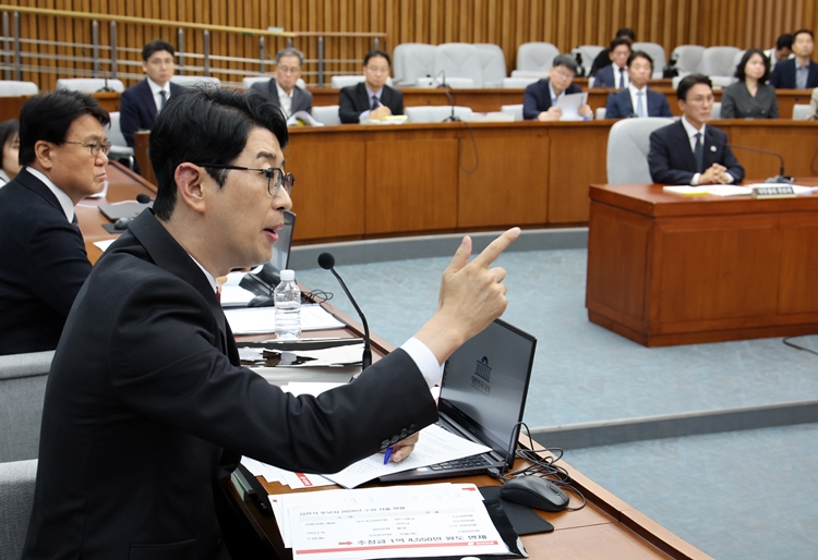 주진우 국민의힘 의원이 24일 서울 여의도 국회에서 열린 김민석 국무총리 후보자 인사청문회에서 발언을 하고 있다. / 뉴시스