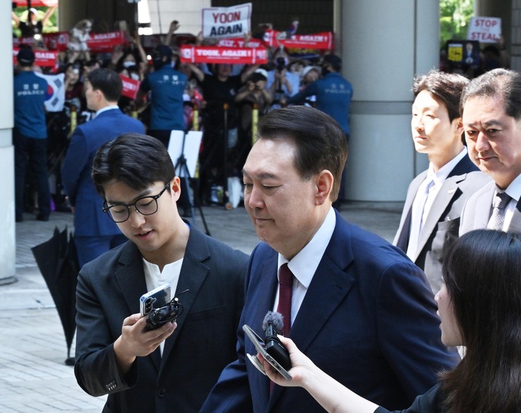 윤석열 전 대통령이 23일 서울 서초구 서울중앙지방법원에서 열린 내란 우두머리 혐의·직권남용 권리행사 방해 혐의 사건 8차 공판에 출석하고 있다.  /뉴시스