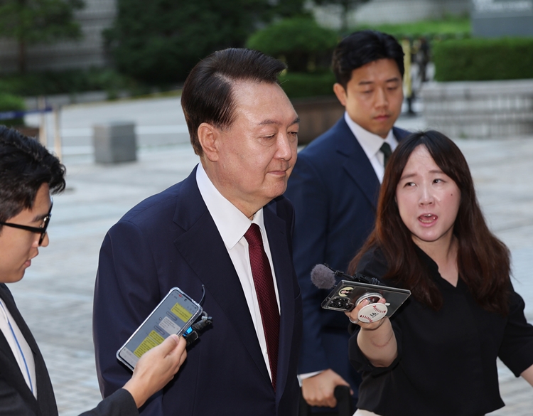 더불어민주당은 ‘12·3 비상계엄 선포’와 관련된 범죄 의혹을 수사하는 조은석 내란 특별검사가 윤석열 전 대통령에 대한 체포영장을 청구한 것과 관련해 사법부를 향해 ‘신속한 체포영장 발부’를 촉구했다. 사진은 윤 전 대통령이 지난 23일 서울 서초구 서울중앙지방법원에서 열린 내란 우두머리 혐의·직권남용 권리행사 방해 혐의 사건 8차 공판에 출석하고 있는 모습. / 뉴시스