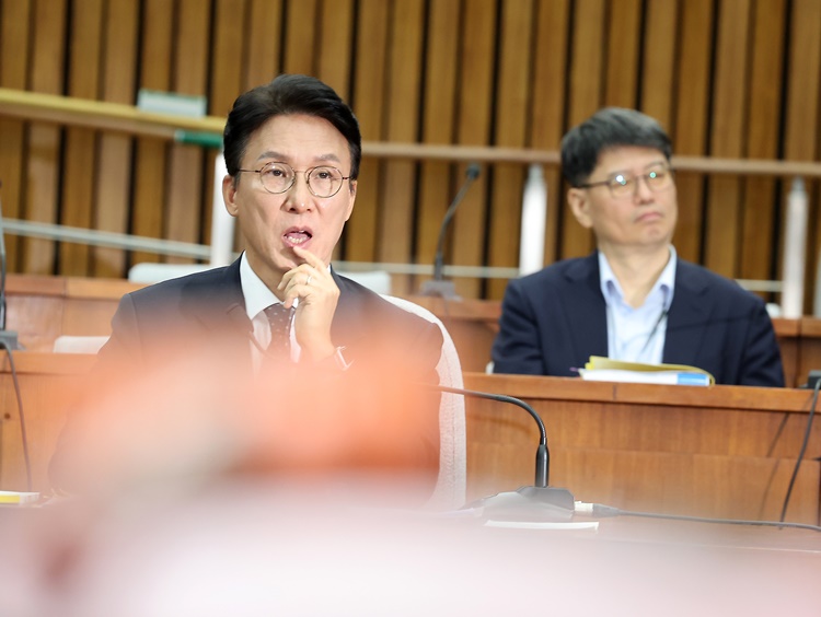 김민석 국무총리 후보자가 지난 24일 오전 서울 여의도 국회에서 열린 국무총리 임명동의에 관한 인사청문특별위원회 전체회의에 참석해 있다. /뉴시스