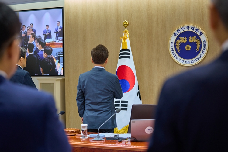 이재명 대통령이 24일 서울 용산 대통령실 청사에서 열린 국무회의에서 국기에 경례하고 있다. / 대통령실 제공