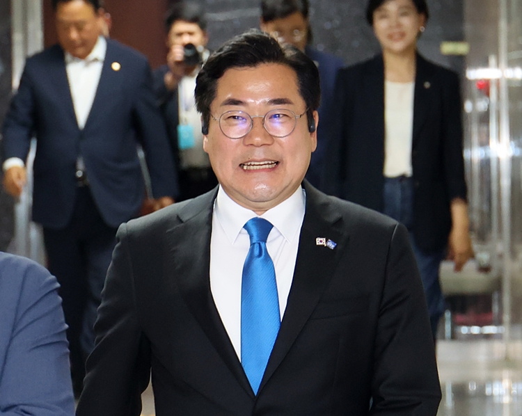 송미령 농림축산식품부 장관 유임을 두고 범여권 내부에서도 비판의 목소리가 나오는 가운데, 더불어민주당 차기 당 대표 선거에 출마한 박찬대 의원은 25일 이재명 대통령의 유임 결정에 발을 맞추는 모습을 보였다. 사진은 박 의원이 지난 24일 국회에서 열린 의원총회에 참석하고 있는 모습. / 뉴시스