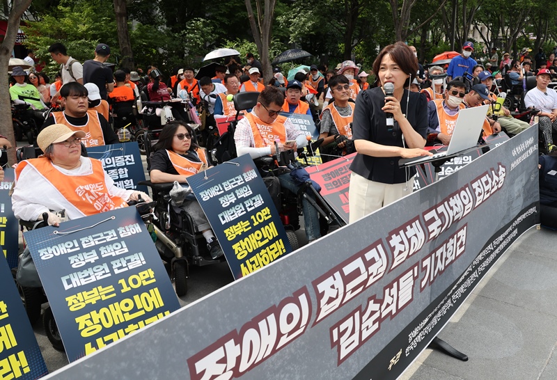 사진은 지난 19일 서미화 더불어민주당 의원이 서울 종로구 광화문 광장에서 열린 전국장애인차별철폐연대(전장연) 장애인 접근권 침해 국가책임 집단소송 '김순석들' 기자회견에서 발언하고 있는 모습. / 뉴시스