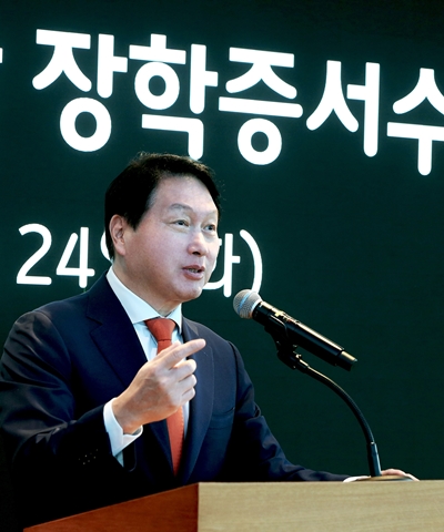 최태원 SK 회장은 24일 서울 종로구 SK서린빌딩에서 한국고등교육재단 지원으로 해외유학을 떠나는 장학생들에게 장학증서를 수여했다. / SK