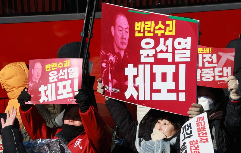 사진은 지난 1월 15일 윤석열 전 대통령에 대한 2차 체포영장 집행이 끝난 후 서울 용산구 대통령 관저 인근에서 집회 참가자들이 손 피켓을 들고 있는 모습이다. / 뉴시스