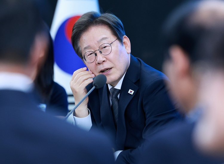 이재명 대통령이 25일 광주 국립아시아문화전당에서 열린 광주시민, 전남도민 타운홀미팅에서 참석자 질문에 답하고 있다. / 뉴시스