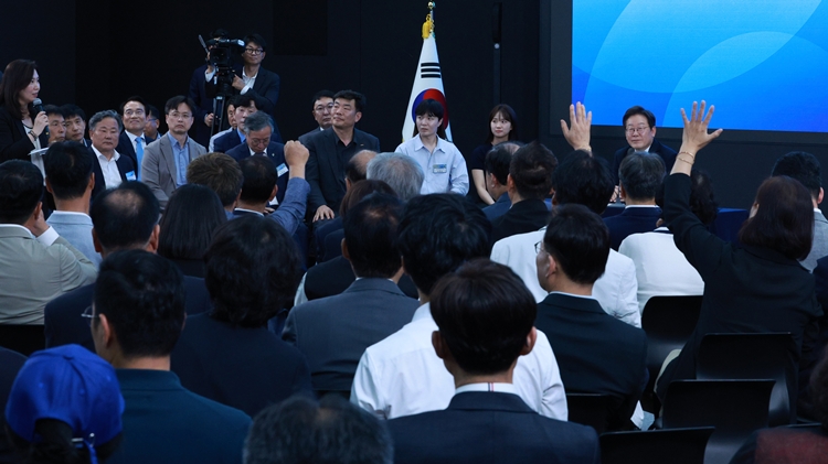 이재명 대통령이 25일 광주 국립아시아문화전당에서 열린 광주시민, 전남도민 타운홀미팅에서 참석자 질문을 받고 있다. / 뉴시스