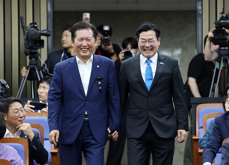 더불어민주당의 차기 당 대표 선거가 정청래 의원과 박찬대 의원의 2파전으로 사실상 확정된 가운데, 두 의원의 경쟁에 불이 붙은 모습이다. 사진은 정 의원과(왼쪽), 박 의원이 지난 24일 국회에서 열린 의원총회에서 손을 잡고 입장하고 있는 모습. / 뉴시스