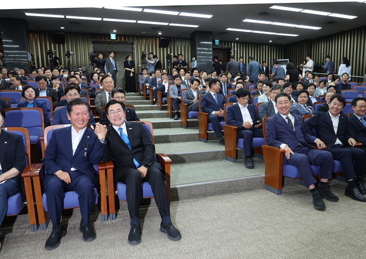 더불어민주당 차기 당 대표 선거에 출마한 정청래 의원과 박찬대 의원이 민주당 지지층이 선호하는 유튜브 채널에 출연하며 당심 호소를 본격화한 모습이다. 사진은 정(왼쪽) 의원과 박 의원이 지난 24일 국회에서 열린 의원총회에서 손을 잡고 미소짓고 있는 모습. / 뉴시스