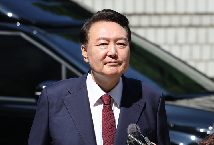 윤석열 전 대통령이 지난 23일 서울 서초구 서울중앙지방법원에서 열린 내란 우두머리 혐의·직권남용 권리행사 방해 혐의 사건 8차 공판에 출석하고 있다.  /뉴시스