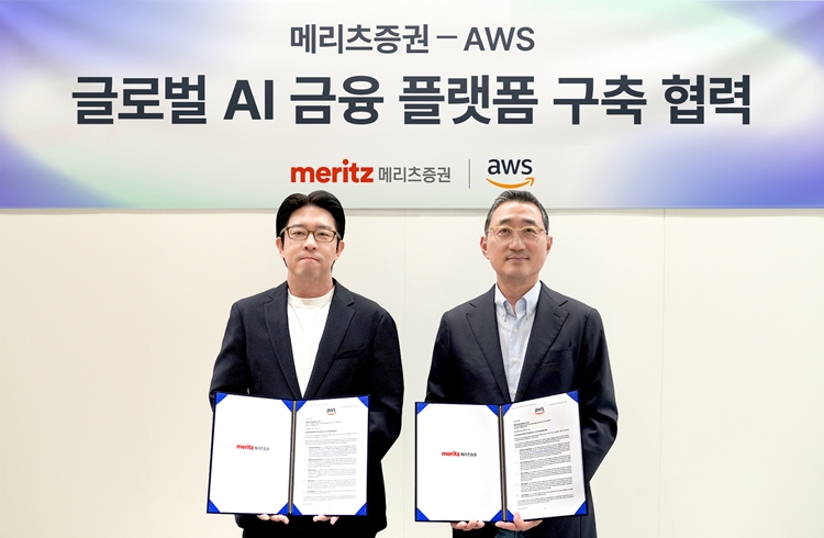 이장욱 메리츠증권 Inno Biz센터장 전무(왼쪽)가 AWS 코리아 함기호 대표이사(오른쪽)와 24일 AWS 오피스에서 열린 업무협약식에서 기념사진을 촬영하고 있다. / 메리츠증권