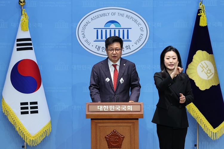 김장겸 국민의힘 의원이 지난해 11월 4일 오전 서울 여의도 국회 소통관에서 열린 나무위키 투명화법 관련 기자회견에서 발언하고 있다. /뉴시스