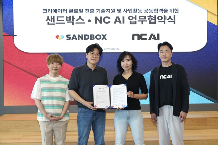 NC AI는 지난 25일 서울 용산 샌드박스 오피스에서 샌드박스네트워크와 ‘기술지원 및 사업활동 공동협력’ 양해각서(MOU)를 체결했다고 26일 밝혔다. 사진은 (왼쪽부터) 크리에이터 도티, 이필성 샌드박스 대표, 이연수 NC AI 대표, 김근교 NC AI 글로벌사업실장 등이 기념촬영하고 있는 모습.