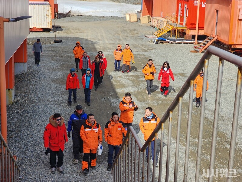 이번엔 장성기지의 연구원들뿐만 아니라 중국 정부 관계자들까지 방문했다. 말 그대로 ‘대형 남극 국제행사’다./ 사진=남극특별취재팀