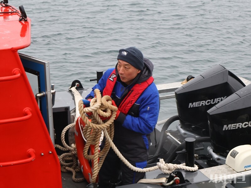 통신대원은 무선통신장비나 안테나 등 외부에 있는 장비를 고칠 때나 월동대 업무가 매우 바쁠 때만 잠시 밖에서 업무 활동을 할 수 있다./ 사진=남극특별취재팀