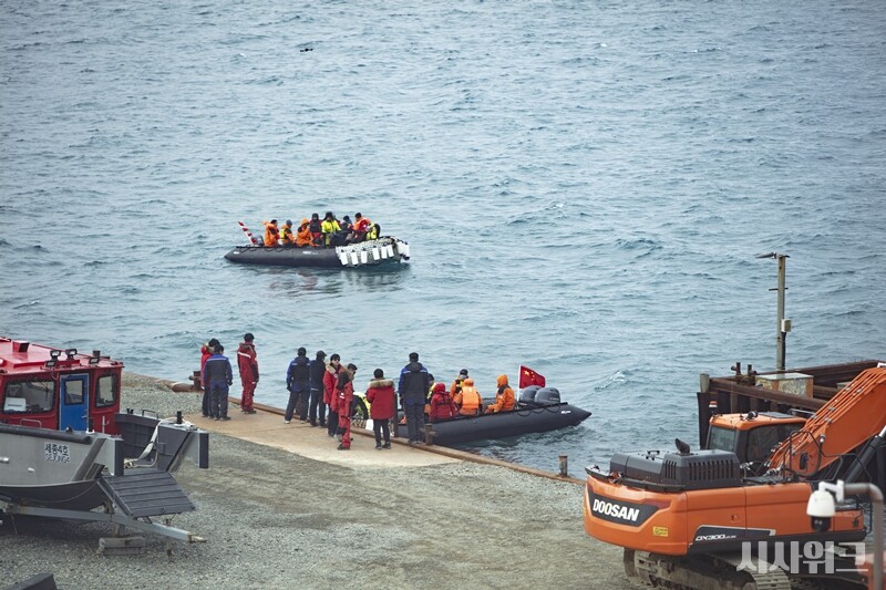 2024년 12월 28일, 세종기지 인근에 위치한 중국의 ‘남극장성기지’에서 세종기지를 방문했다./ 사진=남극특별취재팀
