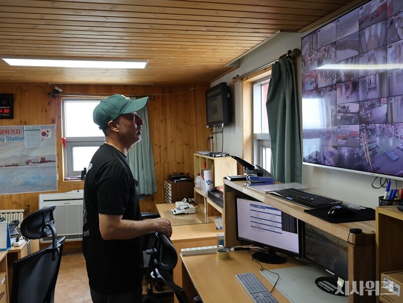 통신대원은 다른 월동대원과 달리 항시 기지 내 통신실에서 대기해야 한다.  기지 방문요청이나 주변 구조 요청을 놓쳐선 안되기 때문이다. 이로 인해 남극의 통신대원들은 ‘새장 속에 갇힌 새’라는 별명으로 불리기도 한다. / 사진=남극특별취재팀