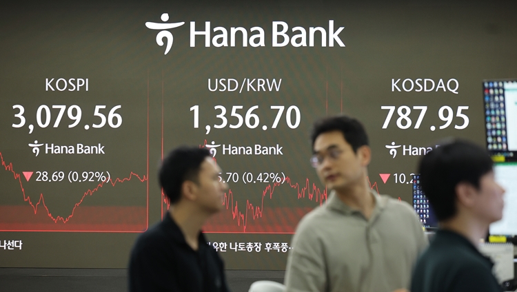 26일 코스피지수는 전일 대비 28.69포인트(-0.92%) 하락한 3,079.56에 장을 마쳤다. / 뉴시스