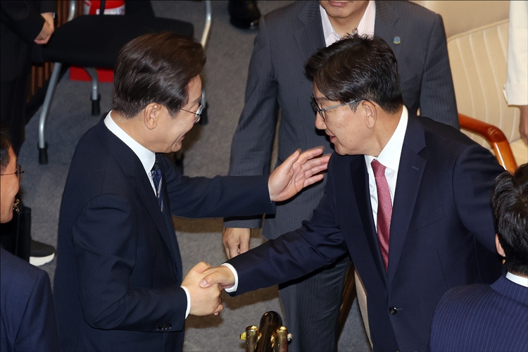 이재명 대통령이 26일 오전 국회에서 열린 제426회국회(임시회) 제2차 본회의에서 2025년도 제2회 추가경정예산안에 대한 정부의 시정연설을 마친 뒤 권성동 국민의힘 의원과 인사하고 있다. / 뉴시스