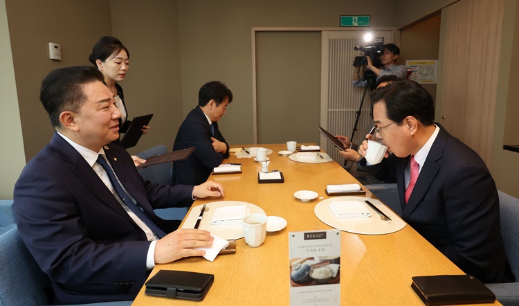 김병기(왼쪽) 더불어민주당 원내대표와 송언석 국민의힘 원내대표가 26일 서울 여의도 한 식당에서 열린 양당 오찬 회동에서 대화하고 있다. /뉴시스