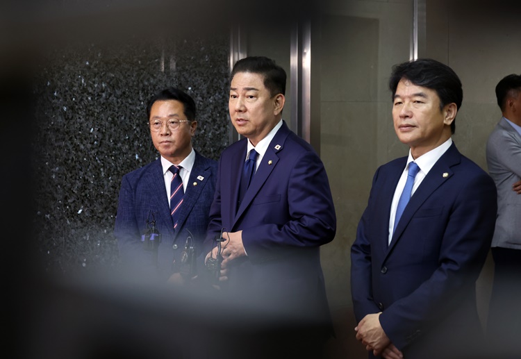 더불어민주당 김병기 대표 직무대행 겸 원내대표와 문진석 원내수석부대표, 문금주 원내대변인이 26일 서울 여의도 국회에서 우원식 의장과 회동 후 백브리핑을 하고 있다. /뉴시스