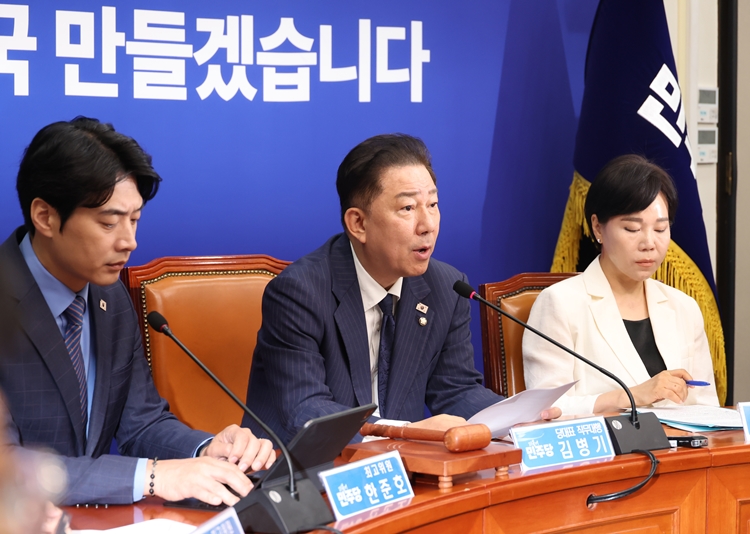 더불어민주당은 27일 추가경정예산안 처리에 대한 ‘속도전’을 강조했다. 사진은 김병기 당 대표 직무대행 겸 원내대표가 지난 23일 국회에서 열린 최고위원회의에서 발언하고 있는 모습. / 뉴시스