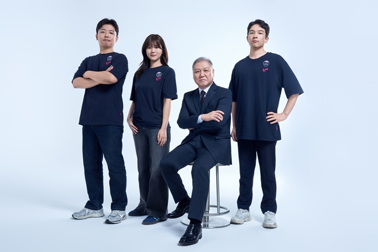 LG유플러스가 권일용 교수를 ‘보안 앰배서더’로 선정했다고 27일 밝혔다. 사진은 권일용 교수와 LG유플러스 직원들이 홍모 사진을 촬영하고 있는 모습. / LG유플러스