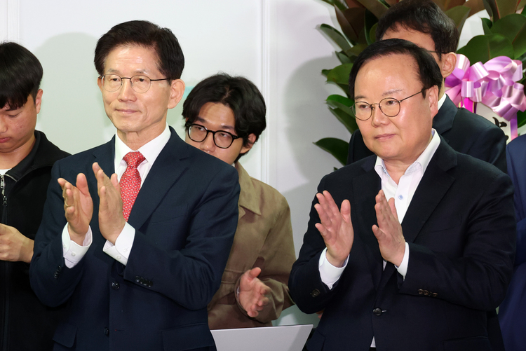 김문수 전 국민의힘 대선 후보가 지난 4월 16일 오전 서울 여의도 대하빌딩 경선 캠프에서 열린 청년·대학생들의 지지 선언 기자회견에서 대학생들의 발언을 들으며 박수치고 있다. 오른쪽은 김재원 전 국민의힘 최고위원. /뉴시스