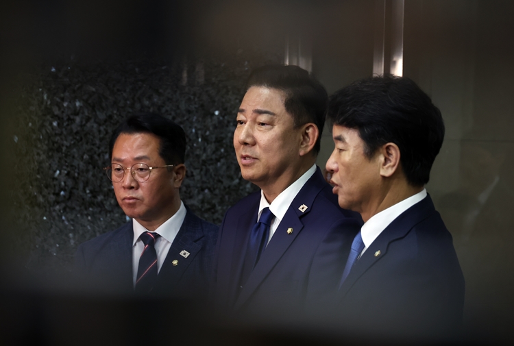 더불어민주당은 27일 국회 예산결산특별위원장 선출 외 법제사법위원장 등에 대한 선출은 내주 처리하자는 국민의힘의 제안에 “입장은 변함없다”며 선을 그었다. 사진은 김병기 대표 직무대행 겸 원내대표와 문진석 원내수석부대표, 문금주 원내대변인이 지난 26일 국회에서 우원식 의장과 회동 후 백브리핑을 하고 있는 모습. / 뉴시스